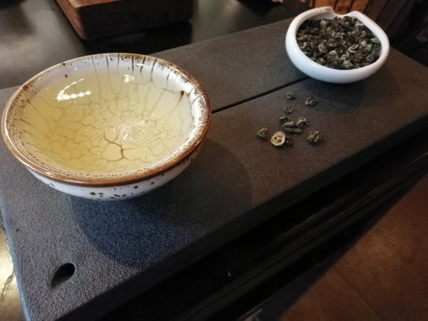 Grüner Tee, nach Magnolien duftend, aus Yunnan, China