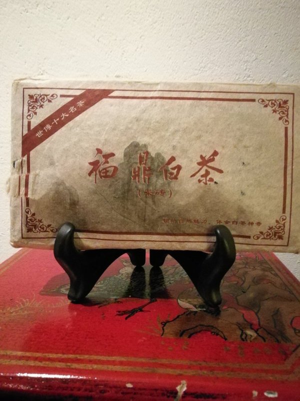 Fuding Cha Zhuan, gelagert. Weißtee als ca.500g-Ziegel gepr., 2012, Hochland, Fuding, Fujian