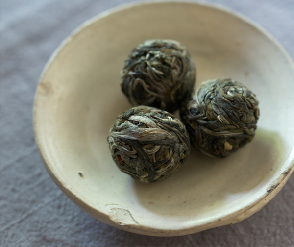Gushu Weißer Tee Yin Zhen "Long Zhu - Drachenperlen", aus Lincang Yunnan, 7g/Kugel