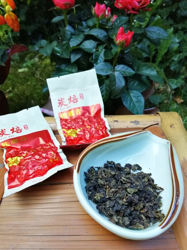 traditioneller Tie Guan Yin aus Fujian, China, stark angeröstet in 8g mini Packung